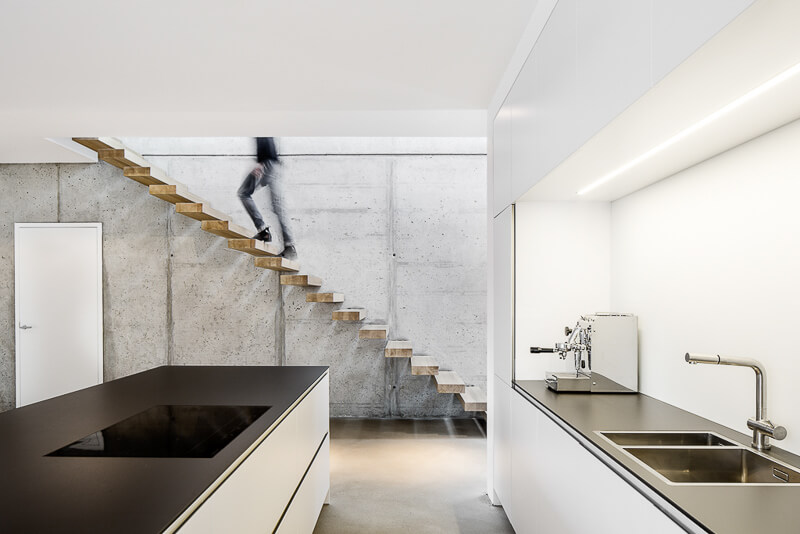 Moderne Küche in einem Einfamilienhaus in Düsseldorf fotografiert von Annika Feuss, Architekturfotografin aus Köln