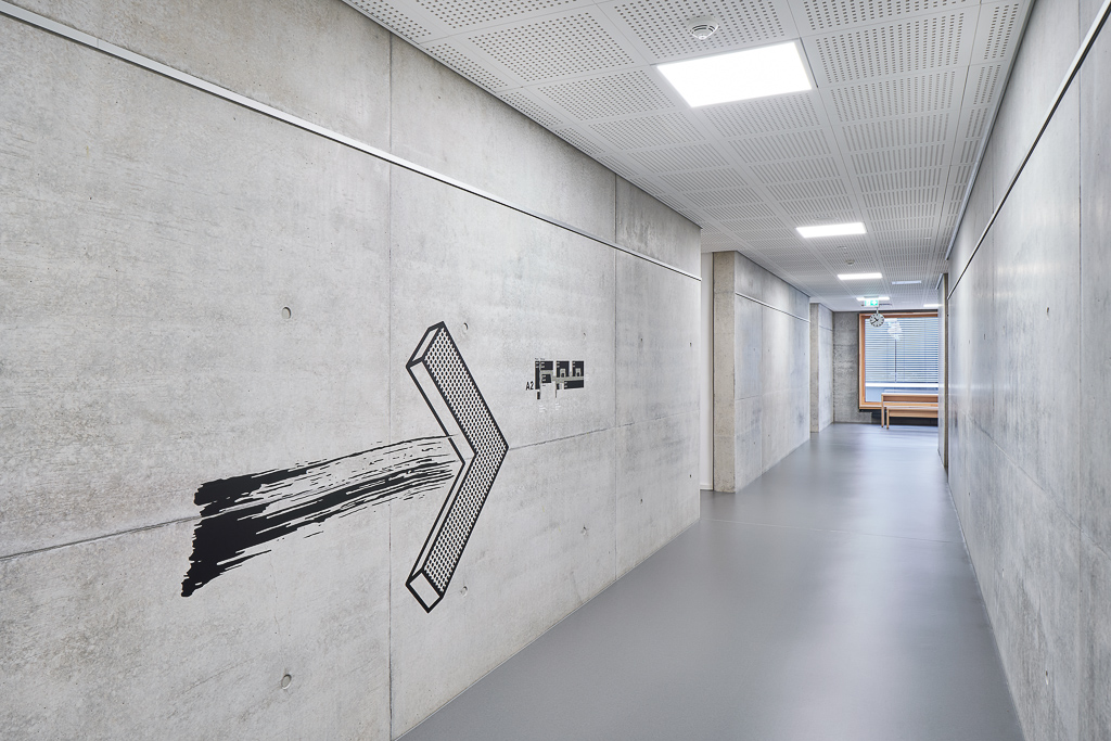 Leitsystem von L2M3 im Berufskolleg Ettlingen fotografiert von Architekturfotograf Annika Feuss aus Köln