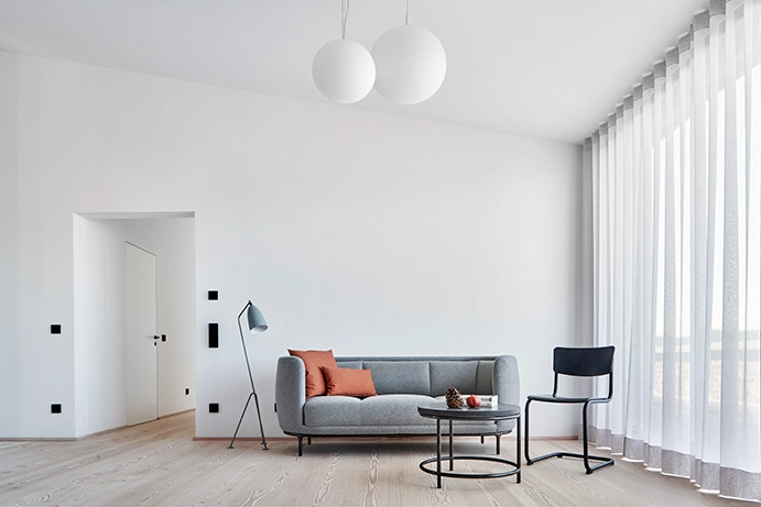 Wohnzimmer mit Holzboden und Sofa, Architekturfotograf Annika Feuss Köln