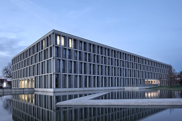 Bundesarbeitsgericht in Erfurt, Dämmerungsaufnahme, Architekturfotograf Annika Feuss Köln