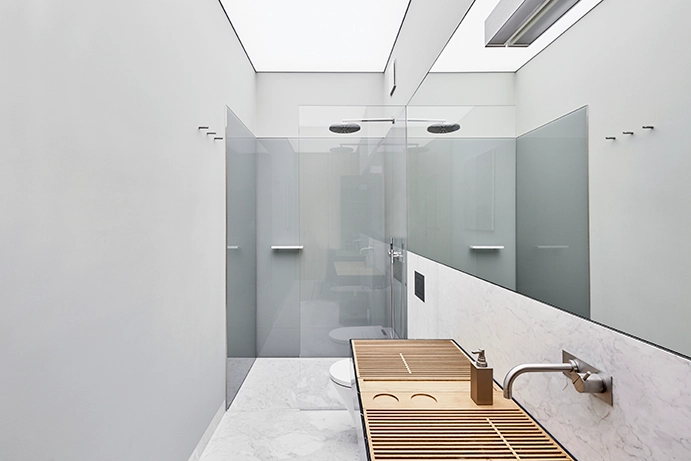 Badezimmer mit Lichtdecke, Architekturfotograf Annika Feuss Köln