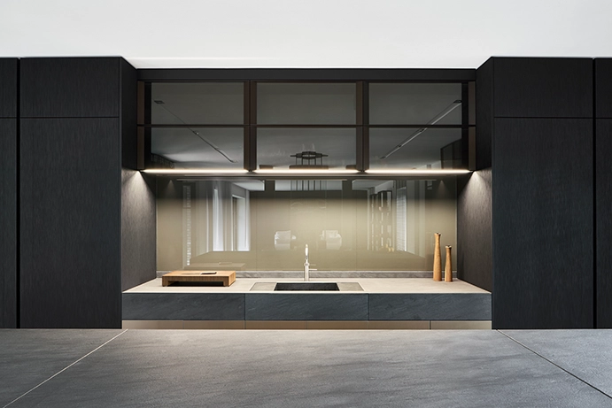 Küche und Kücheninsel in schwarz, Architekturfotograf Annika Feuss Köln