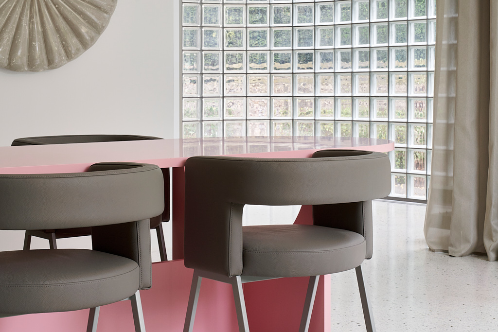 Esszimmer mit Tisch in Rosa, Einfamilienhaus in Düsseldorf, Architekturfotograf Annika Feuss Köln