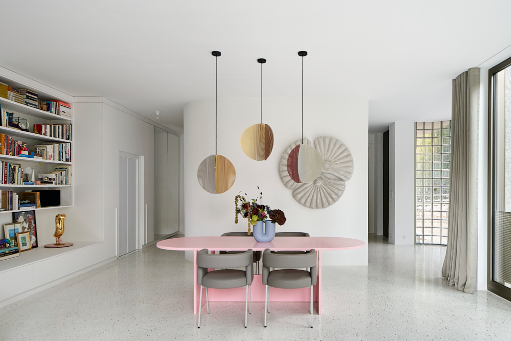 Esszimmer mit Tisch in Rosa, Einfamilienhaus in Düsseldorf, Architekturfotograf Annika Feuss Köln