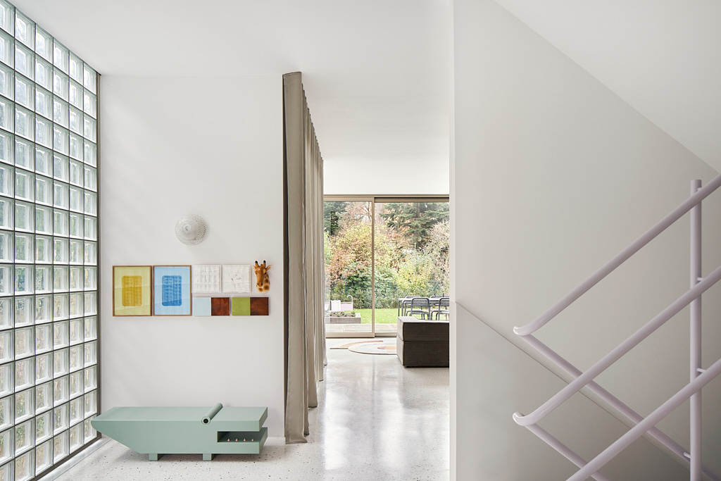 Flur mit Glasbausteinwand, Einfamilienhaus in Düsseldorf, Architekturfotograf Annika Feuss Köln